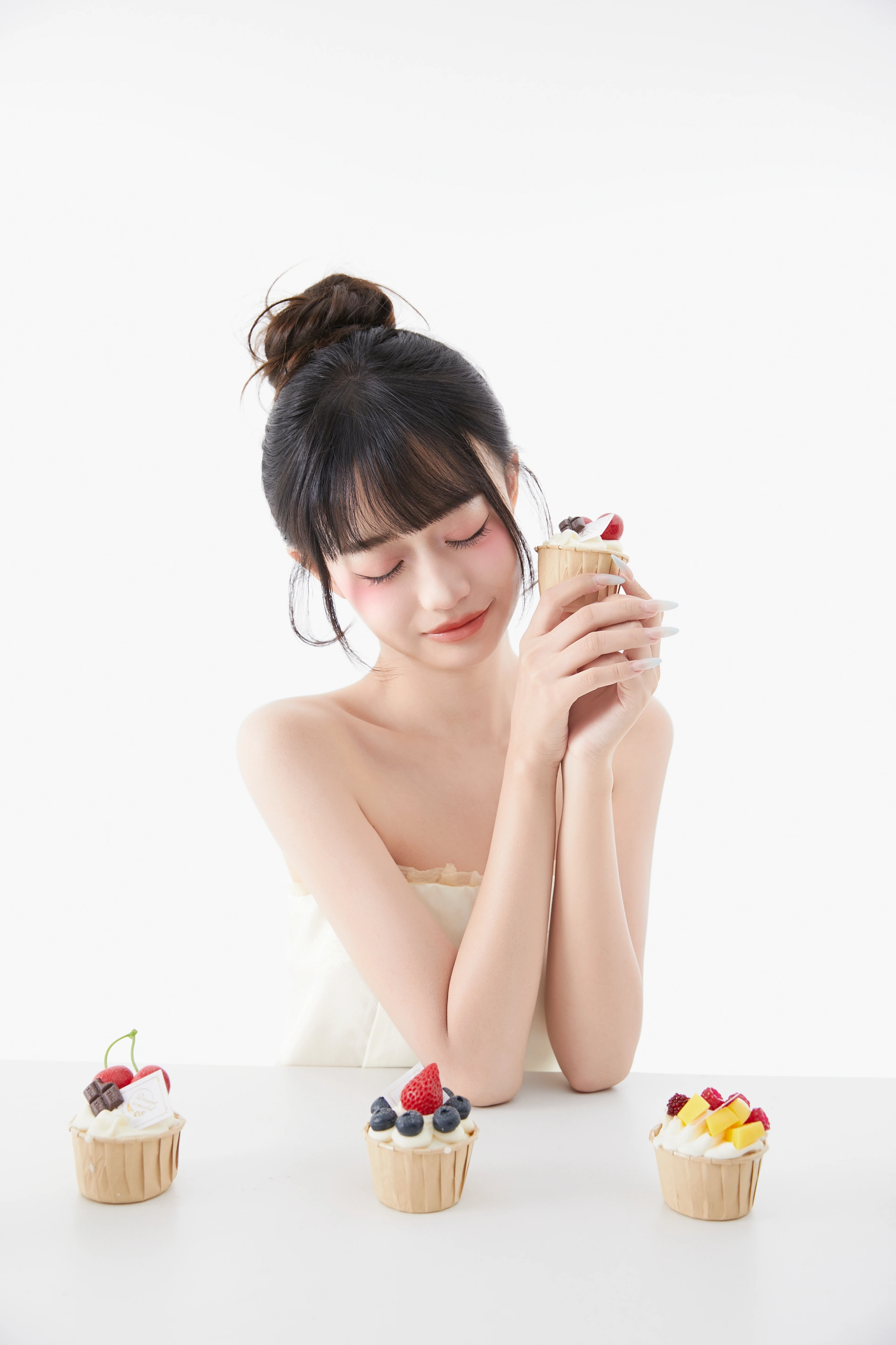 [YITUYU艺图语]2024.12.25 白色蛋糕肖像 菠萝包 2